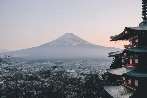 Pagoda z widokiem na ośnieżony Fudżi. Marzysz o takiej wycieczce do Japonii? Cena może być niższa niż myślisz!