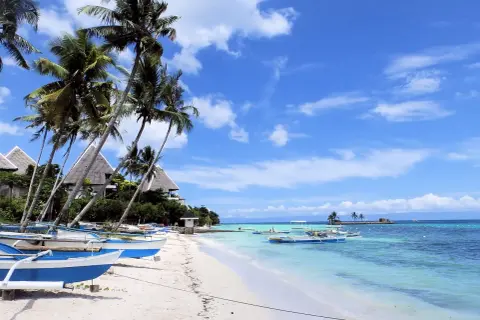 Filipiny na co trzeba uważać: rajskie plaże, palmy i łodzie. Uważaj na słońce i fale.
