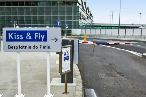 Strefa Kiss & Fly przy lotnisku. Szybkie pożegnanie i w drogę! Bezpłatnie do 7 min.