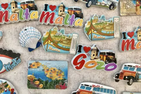 Magnesy z Malty i Gozo: autobusy, łodzie, termometry i mapa wysp. Idealne pamiątki, by pamiętać, co przywieźć z Malty.