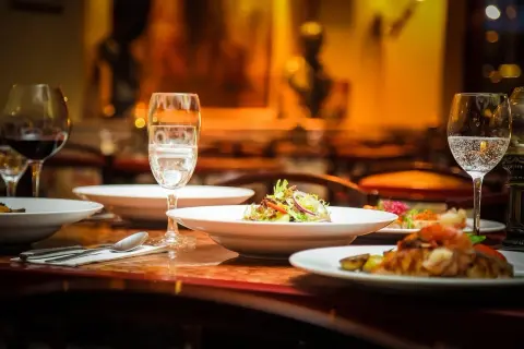 Gdzie zjeść w Gnieźnie? Odkryj najlepsze lokale gastronomiczne