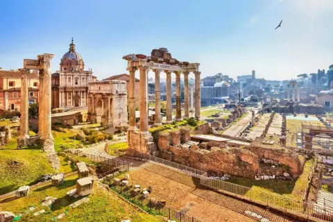 Wycieczka do Rzymu samolotem z przewodnikiem: Forum Romanum w słońcu, z kolumnami i ruinami.
