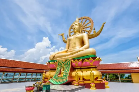 Wielki, złoty Budda w świątyni na Koh Samui. Symbolizuje potęgę tajlandzkiej religii i spokój.