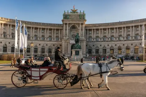 Wiedeń co zobaczyć: przejażdżka dorożką przed Hofburgiem, dawną rezydencją Habsburgów.