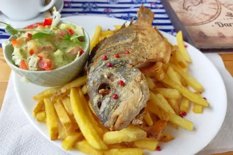 Gdzie zjeść w Mechelinkach? Odkryj najlepsze restauracje i smaki