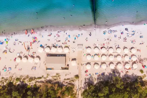 Plaża w Polsce, pełna słońca i ludzi. Idealne miejsce na wakacje all inclusive.