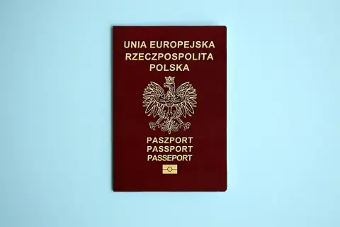 Ciemnoczerwony paszport Rzeczypospolitej Polskiej z godłem i napisem "PASZPORT". Dowiedz się, jak wyrobić paszport.