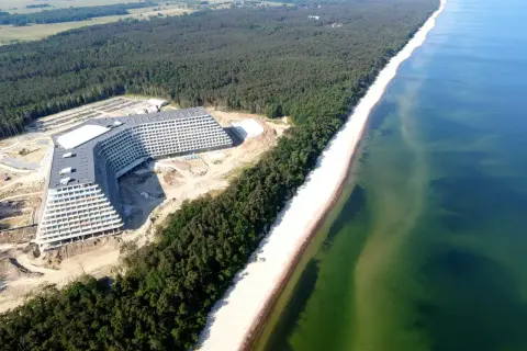 Nowy hotel Gołębiewski w Pobierowie, w budowie, z widokiem na morze. Ile pokoi będzie miał ten gigant?
