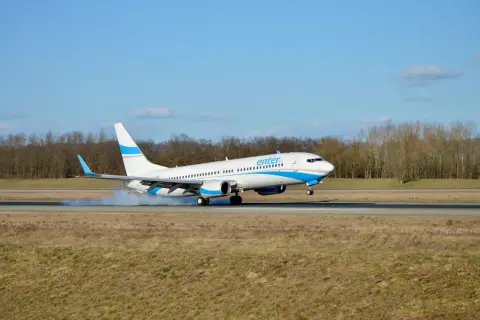 Samolot Enter Air ląduje, wzbijając dym. Ciekawe opinie forum o Enter Air.