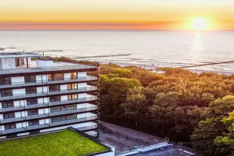 Idealne 10 dniowe wczasy nad morzem z wyżywieniem. Hotel z widokiem na zachód słońca nad Bałtykiem, otoczony zielenią.