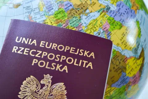 Polski paszport i globus symbolizują podróże. Sprawdź aktualny koszt paszportu przed planowaniem wakacji.