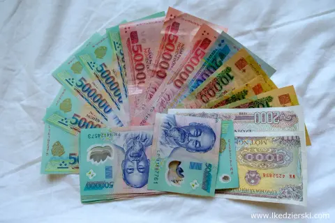Waluta w Hanoi: stos banknotów 500 000, 50 000, 20 000, 10 000, 2 000 i 1 000 dongów w różnych kolorach.
