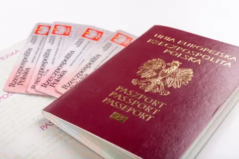 Polski paszport i kilka dowodów osobistych. Czy do Norwegii potrzebny jest paszport? Sprawdźmy!