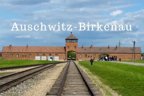 Brama obozu Auschwitz-Birkenau, miejsce pamięci. Opinie o Państwowym Muzeum Auschwitz-Birkenau w Oświęcimiu podkreślają wagę tego miejsca.