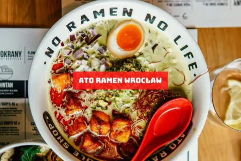 Ato ramen wro opinie: miska aromatycznego ramenu z jajkiem, mięsem i dodatkami. Na talerzu napis "No Ramen No Life".