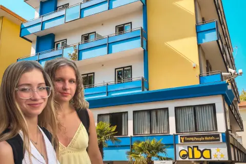 Dwie dziewczyny przed hotelem Elba, który polecamy po przeczytaniu ok tours opinie.