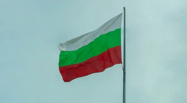 Bułgarska flaga powiewa na tle nieba. Zastanawiasz się nad cenami w Bułgarii?