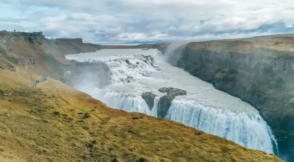Potężny wodospad Gullfoss na Islandii, tworzący złoty krąg w krajobrazie.