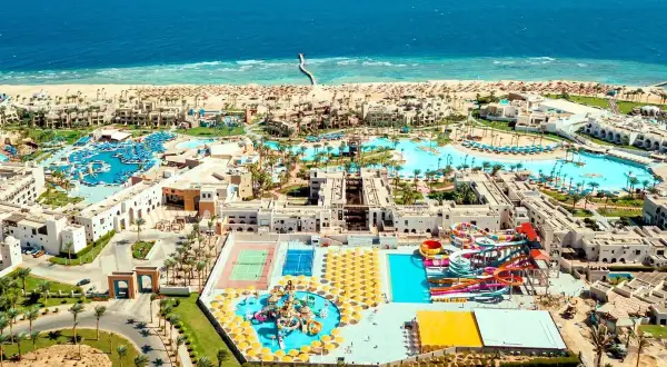 Widok z lotu ptaka na hotel Pickalbatros Oasis Port Ghalib z basenami, zjeżdżalniami i plażą. Opinie o tym miejscu są zazwyczaj pozytywne.