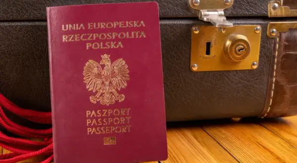 Pasport polski obok walizki. Czy do Czarnogóry potrzebny jest paszport? Tak, dla obywateli UE jest wymagany.