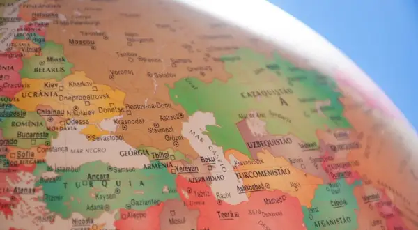 Mapa świata z zaznaczoną Turcją. Czy w Turcji jest bezpiecznie? Podróżni szukają informacji o bezpieczeństwie w tym kraju.
