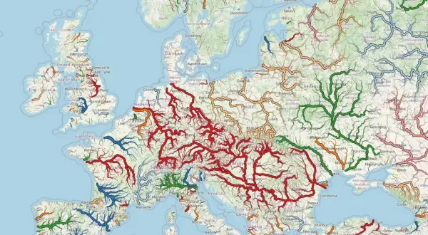 Mapa Europy z zaznaczonymi rzekami. Czerwone linie symbolizują rzekę Ren i jej dopływy, tworząc gęstą sieć wodną.