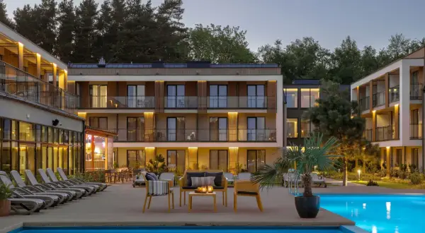 Nowoczesny hotel z basenem i leżakami. Wiele pozytywnych saltic resort & spa łeba opinie potwierdza jego urok.