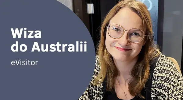 Uśmiechnięta kobieta w okularach. Tekst: "Wiza do Australii, eVisitor". Dowiedz się, czy do Australii potrzebna jest wiza.