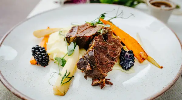 Gdzie zjeść w Kamiennej Górze? Odkryj najlepsze lokale gastronomiczne