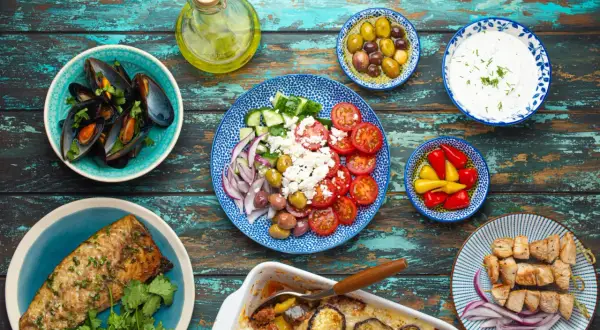 Pyszne dania kuchni greckiej: mule, ryba, sałatka grecka, souvlaki, dip i warzywa. Smacznego!