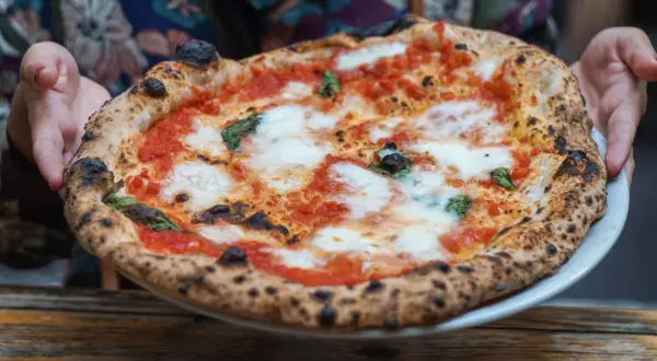 Gdzie zjeść najlepszą pizzę w Pizie? Odkryj lokalne perełki