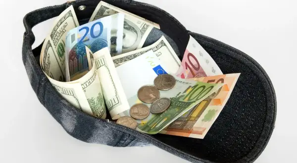 Czapka wypełniona banknotami dolarów i euro. Czy w Turcji można płacić euro? Ta wizualizacja sugeruje, że tak, bo są tam i dolary, i euro.