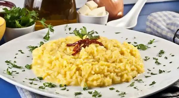 Pyszne risotto alla milanese, idealne, gdy zastanawiasz się, gdzie zjeść w Mediolanie.