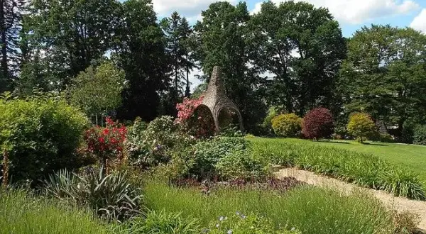 Kiedy jechać do arboretum Wojsławice, aby zobaczyć najpiękniejsze kwiaty?