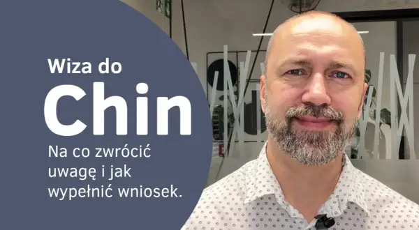 Wiza do Chin: poradnik, jak wypełnić wniosek i na co zwrócić uwagę. Mężczyzna z brodą w białej koszuli.