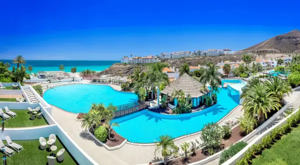 Wspaniały basen i widok na ocean w hotelu na Fuerteventurze. Idealne miejsce na wakacje, zgodnie z licznymi fuerteventura princess opinie.