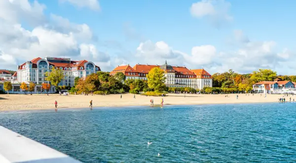 Widok na plażę i morze z hotelami w tle, jesienią.