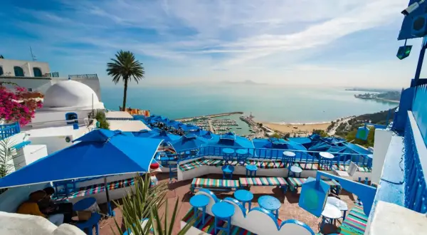 Widok na zatokę z kawiarni w Sidi Bou Said. Idealne miejsce na relaks podczas tunezja wycieczki fakultatywne.