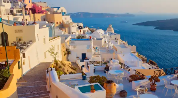 Santorini, Grecja, pogoda we wrześniu idealna na spacer po urokliwych uliczkach z widokiem na błękitne morze.