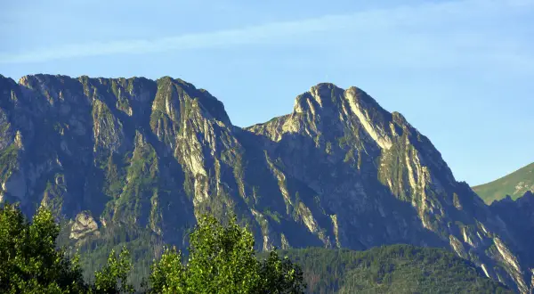 Majestatyczny Giewont, niczym śpiący rycerz, wznosi się na tle błękitnego nieba.
