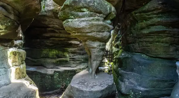 Niezwykłe błędne skały tworzą naturalną rzeźbę w skalnym labiryncie.