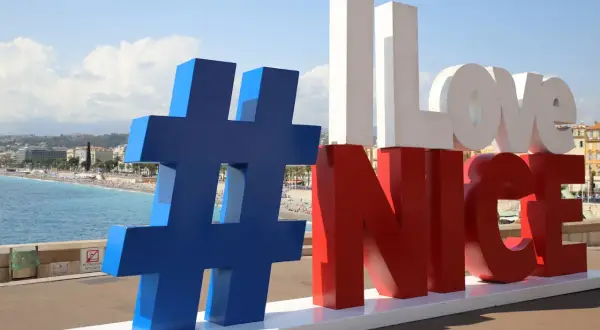 #LoveNice - wielki napis na tle plaży i morza. Idealne miejsce, by zacząć zwiedzanie Nicei!