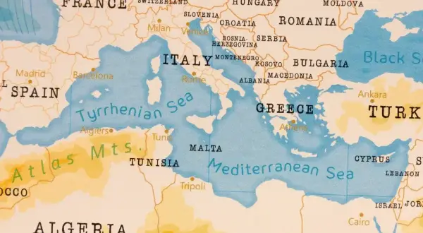 Mapa Europy i Afryki Północnej. Kreta leży nad Morzem Śródziemnym, na południe od Grecji.