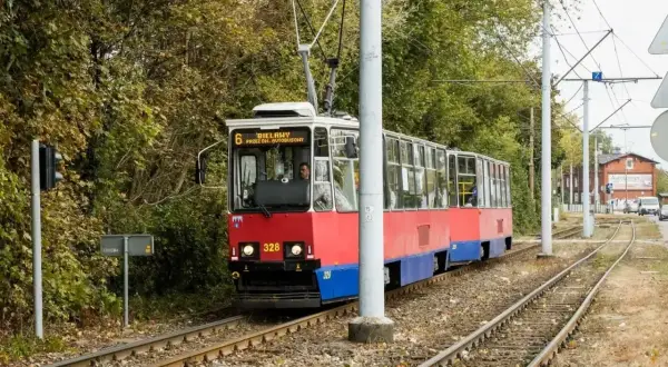 Czerwono-niebieski tramwaj linii 6 jedzie po torach w Szczecinie. Motorniczy w kabinie, zastanawiasz się, ile zarabia motorniczy w Szczecinie?