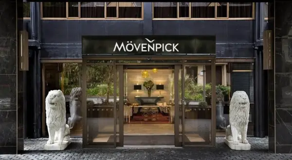 Wejście do hotelu Movenpick strzegą kamienne lwy. Eleganckie wnętrze zaprasza do środka.
