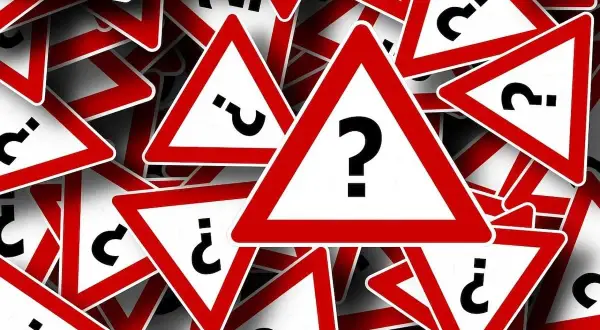 Mnóstwo znaków zapytania na czerwonych trójkątach. Szukasz informacji o biurze podróży? Sprawdź opinie, zanim podejmiesz decyzję.