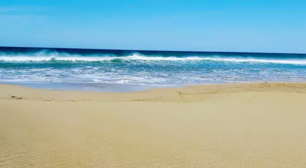 Piękne pafos plaże z błękitnym niebem i turkusowymi falami. Idealne miejsce na relaks.