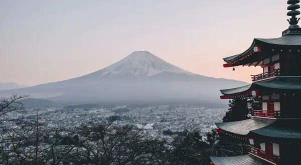 Pagoda z widokiem na ośnieżony Fudżi. Marzysz o takiej wycieczce do Japonii? Cena może być niższa niż myślisz!