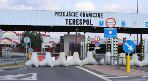 Przejście graniczne Terespol z betonowymi blokami i znakami drogowymi.