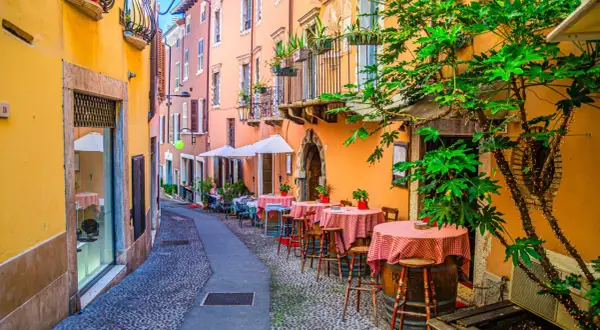 Gdzie zjeść w Desenzano del Garda? Najlepsze miejsca z widokiem